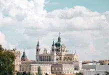 Madrid 10 cose da vedere assolutamente nella capitale della Spagna Cattedrale dell'Almudena