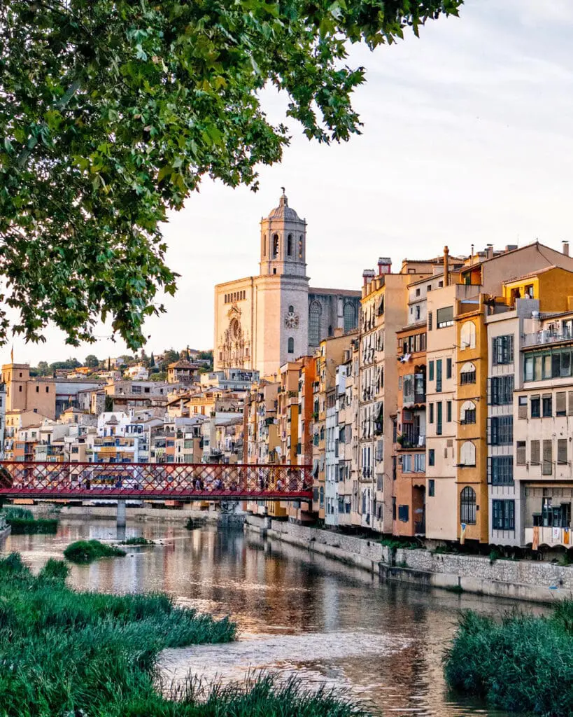 Girona Fiume Onyar Case Pendenti
