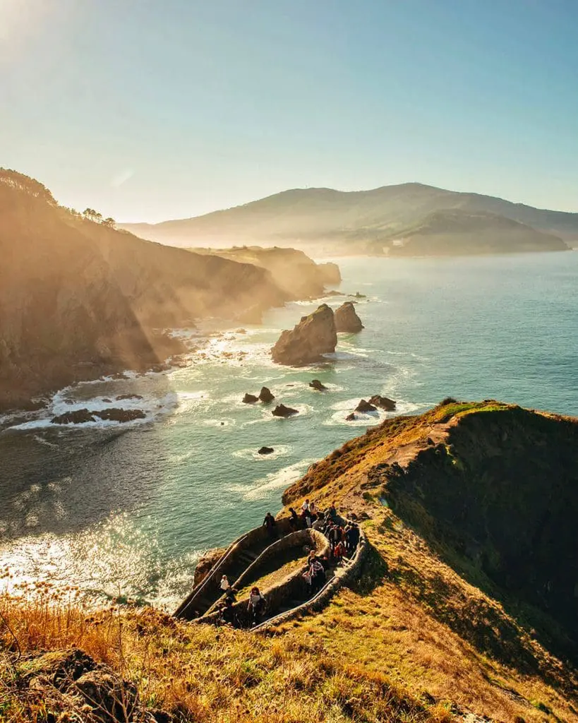 San Juan de Gaztelugatxe vista sulla costa al tramonto