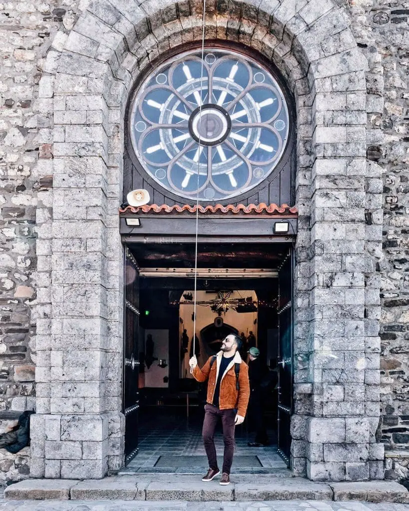 Suonare la campana tre volte sull'eremo di San Juan de Gaztelugatxe
