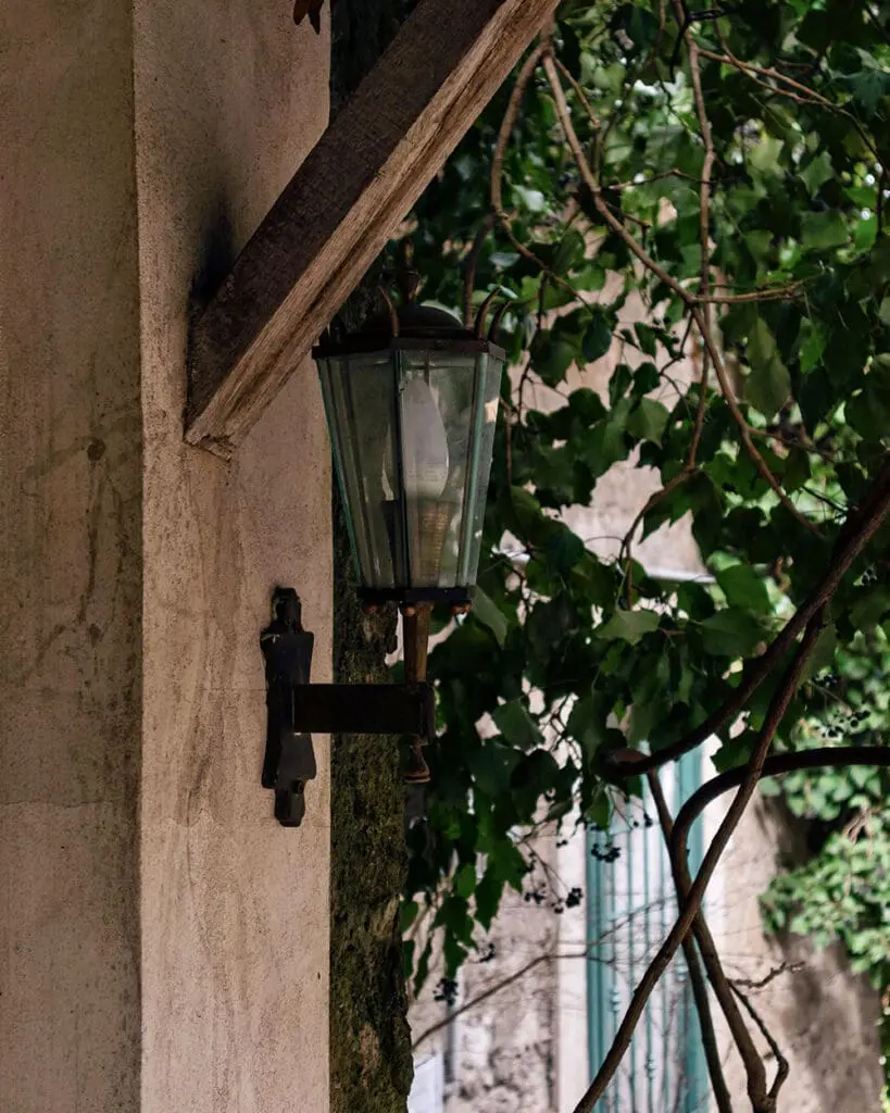 particolare lampada antica