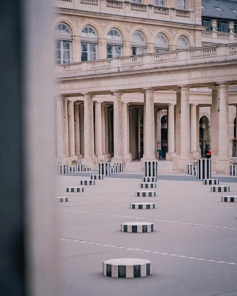 Les Deux Plateaux (o colonne di Buren)