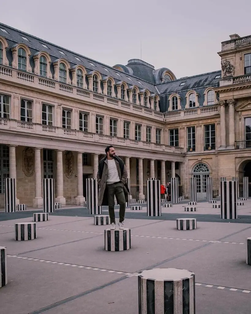 David Pinto a Les Deux Plateaux (o colonne di Buren)