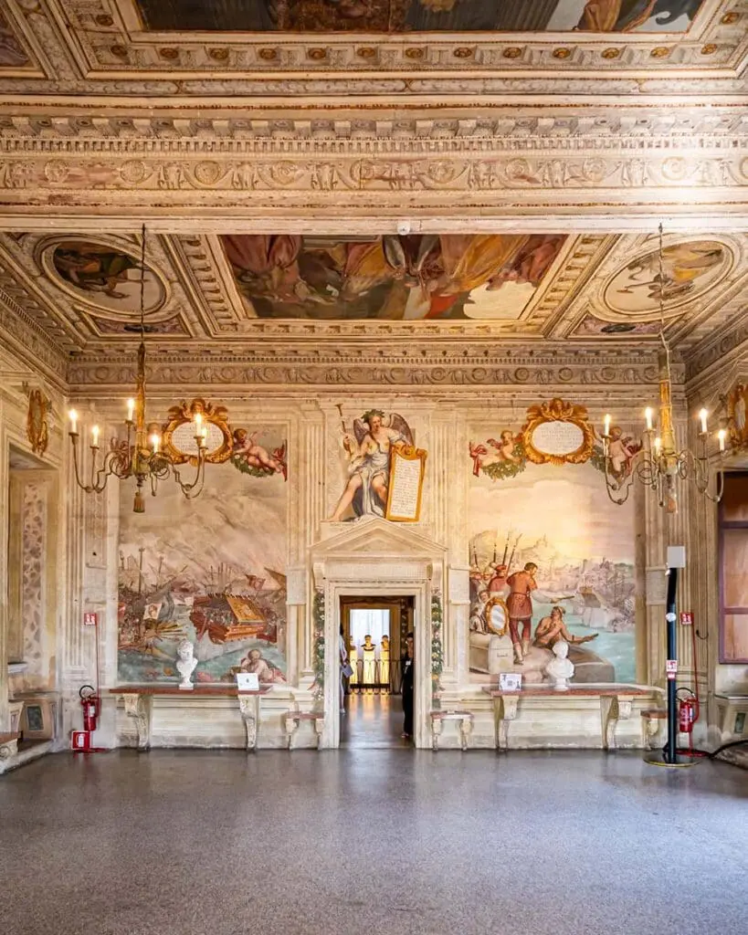 Interno castello affreschi
