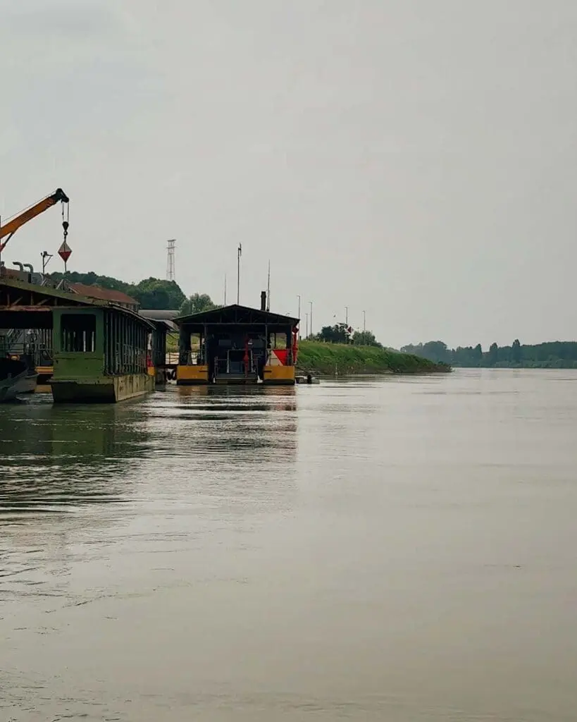 Canale fiume PO navigazione in barca