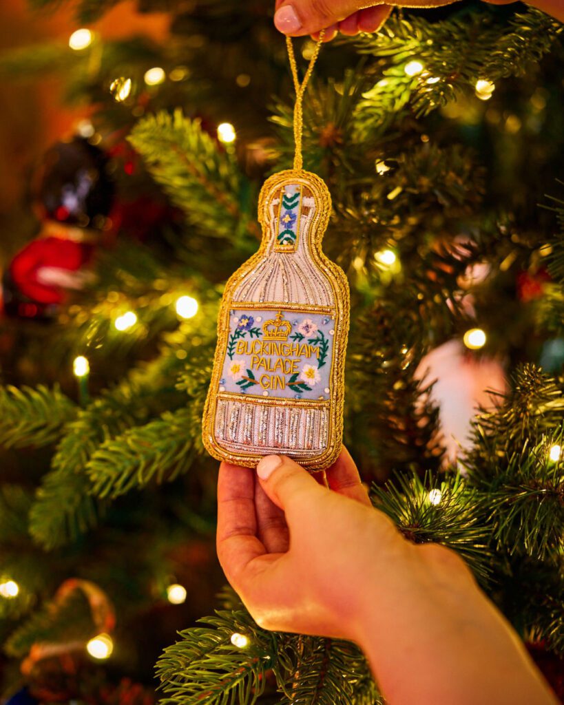 Decorazioni natalizie e souvenir della Famiglia Reale al negozio di Buckingham Palace