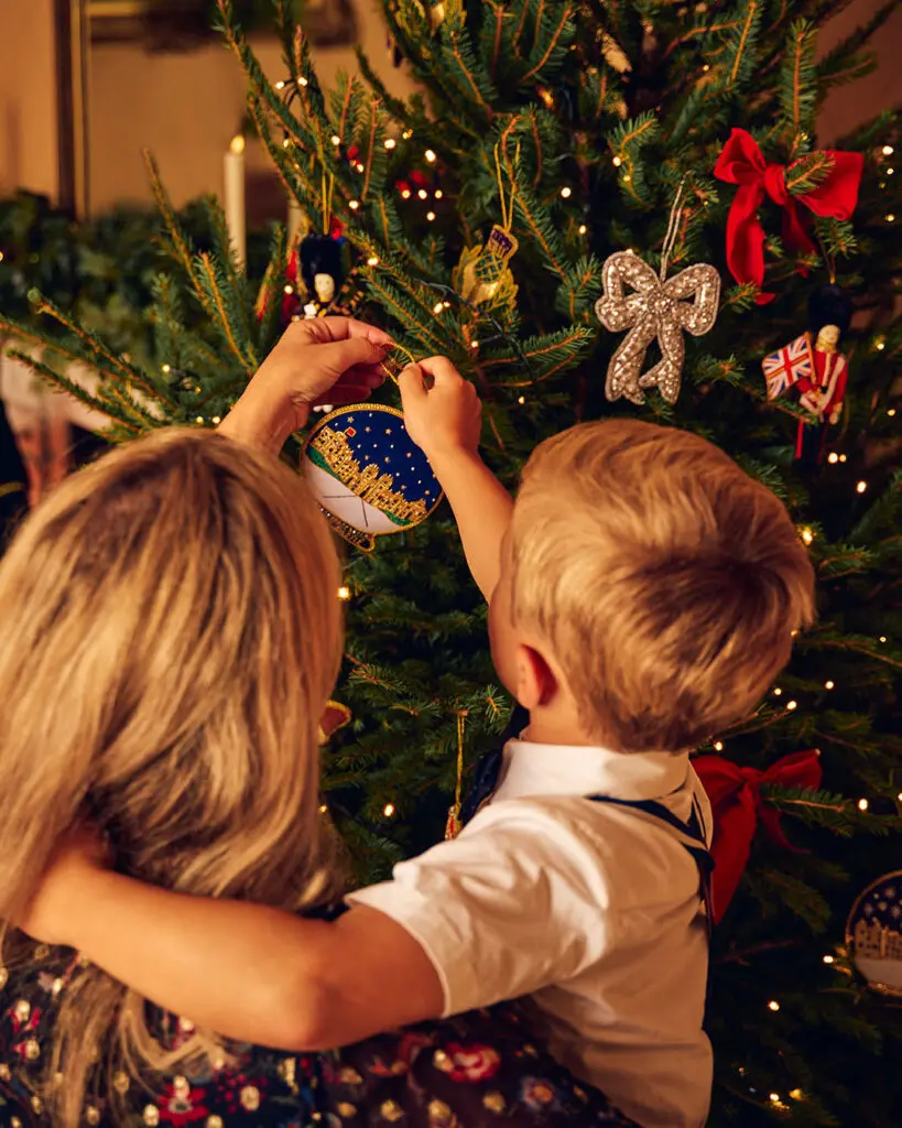 Apre il primo negozio di Natale della Famiglia Reale a Buckingham Palace
