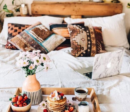 Colazione a letto, consigli per un risveglio meno traumatico Colazione a letto consigli