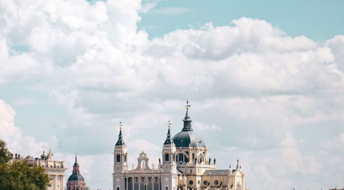 Madrid 10 cose da vedere assolutamente nella capitale della Spagna Cattedrale dell'Almudena