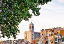 Girona Cosa Vedere e Come Raggiungerla da Barcellona Girona Fiume Onyar Case Pendenti