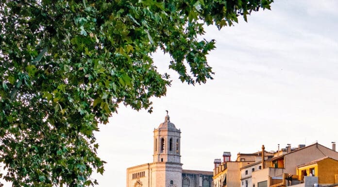 Girona Fiume Onyar Case Pendenti