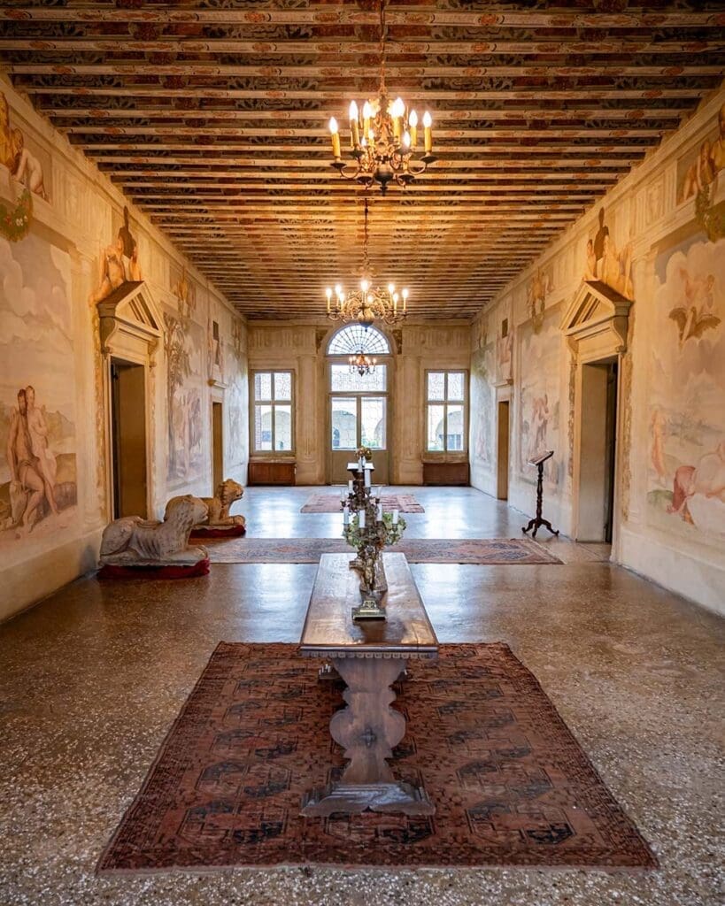 Interno villa salone
